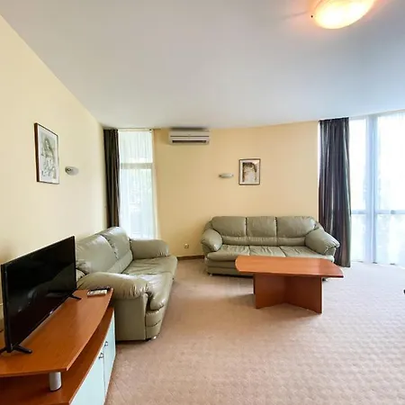 - One Bedroom Beachfront Золотые Пески